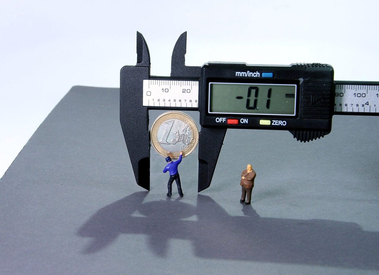 calipers, minus interest, miniature figures, 1 euro, money, devaluation, digital, millimeter, minus, inflation, review, 